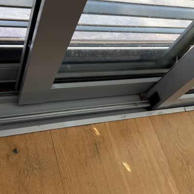 תריסים סגורים על חלון זכוכית עם מסגרת מתכת