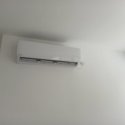 מזגן מותקן על קיר לבן בחדר