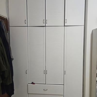 ארון בגדים לבן עם דלתות ומגירות