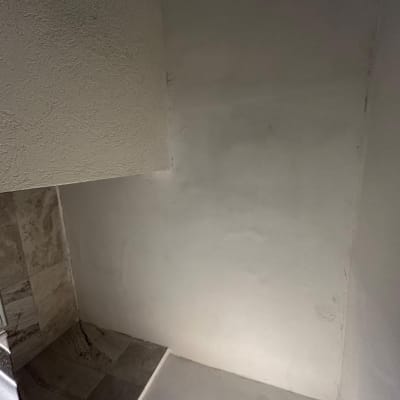 קיר ותקרה עם עבודת איטום וגימור