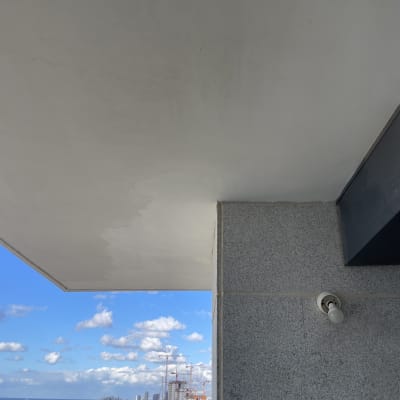 תקרה עם סימני תיקון, מנורה על קיר