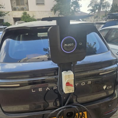 עמדת טעינה לרכב חשמלי עם כבל טעינה מחובר לרכב