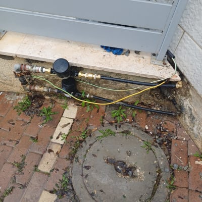 צנרת מים עם מד מים וחיבורים