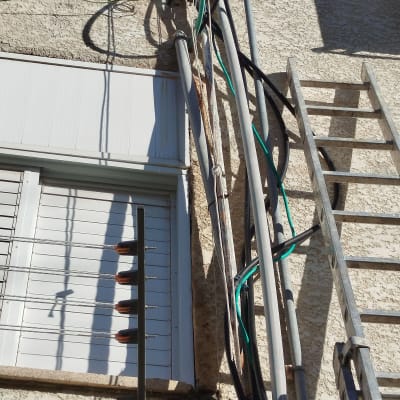 צינורות וכבלים מחוברים לקיר חיצוני