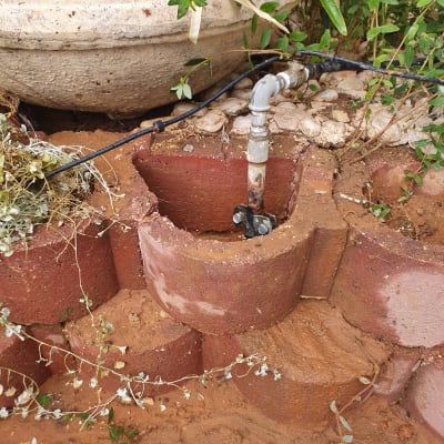 צינור מים עם ברז בגינה