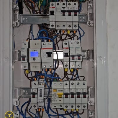 לוח חשמל עם חוטים ומפסקים