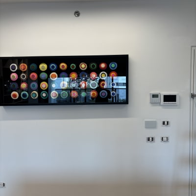 קיר עם עיצוב צבעוני ותאורה מודרנית