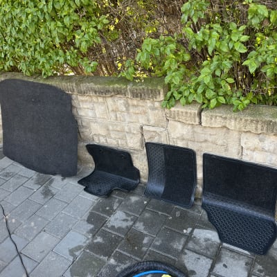 שטיחי רכב מונחים לייבוש על רצפה רטובה