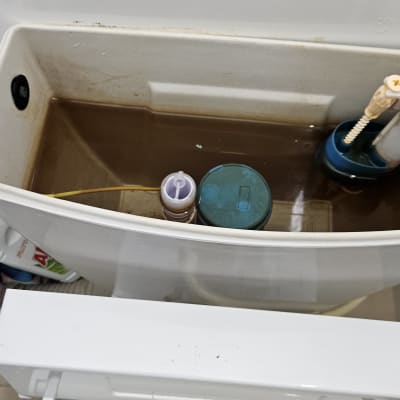 מיכל מים פתוח עם חלקי מנגנון פנימיים