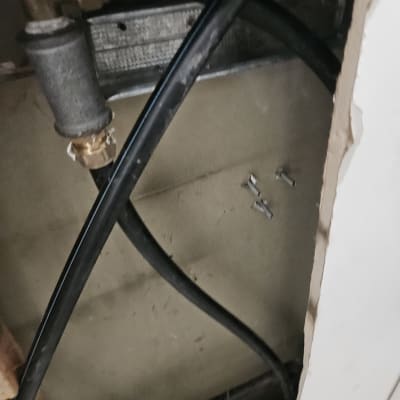 צינורות שחורים וחיבורים בתוך קיר פתוח