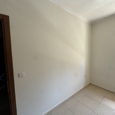 קיר צבוע בחדר ריק עם רצפת אריחים