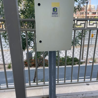 ארון חשמל עם מדבקה של חברת בלחסן