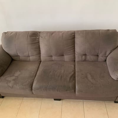 ספה חומה עם כתמים על המושב