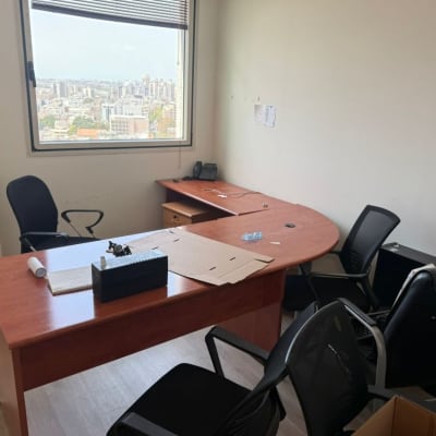 משרד ריק עם שולחנות וכיסאות