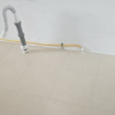 צינור גז צהוב מחובר לקיר ולרצפה