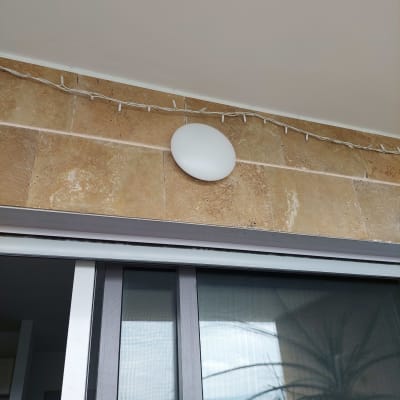 מנורת קיר עגולה מותקנת על קיר חיצוני