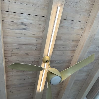 מאוורר תקרה עם תאורה על תקרה מעץ