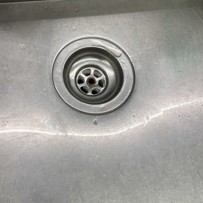 כיור נירוסטה עם ניקוז מים