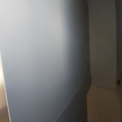 קיר גבס חלק בצבע אפור כהה