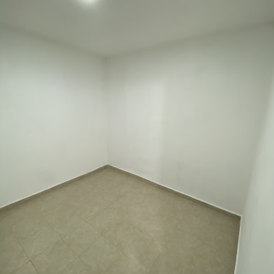 חדר ריק עם קירות צבועים ורצפת אריחים