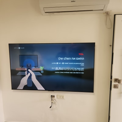 התקנת טלוויזיה על קיר עם שלט רחוק