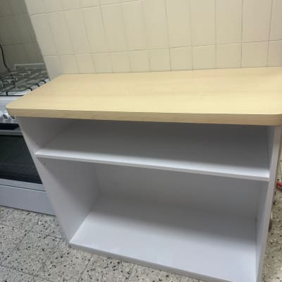 ארון עץ עם מדף עליון ושני תאים פתוחים