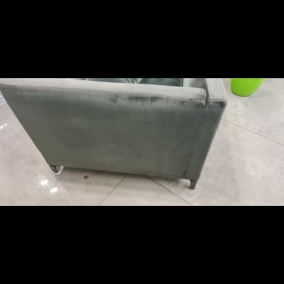 ספה ירוקה על רצפה נקייה