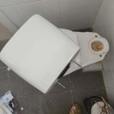 אסלה מפורקת עם כלים לתיקון בשירותים