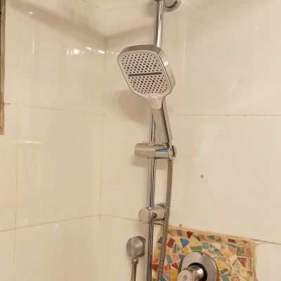 ראש מקלחת כפול עם ברז על קיר אריחים