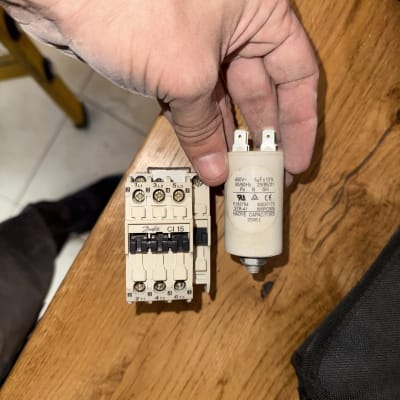 רכיבים חשמליים המשמשים במערכות מיזוג אוויר