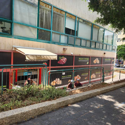 בניין עם חלונות מלוכלכים וכתמים