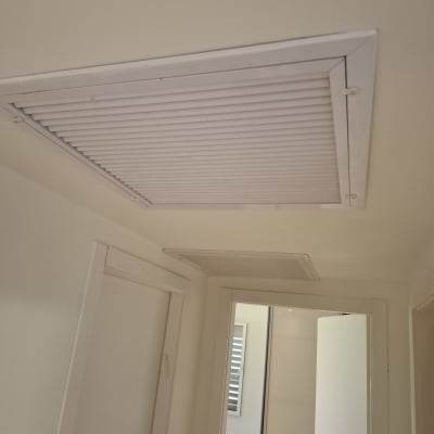 תקרת גבס עם פתחי אוורור