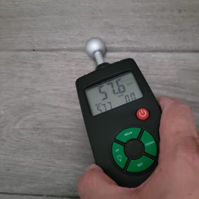 מד לחות דיגיטלי עם תצוגה על רצפה אפורה