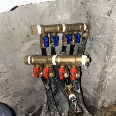 ברזים וצינורות מים בקיר בטון