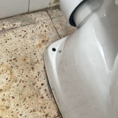 חיבור צינור לבן לאסלה על רצפת קרמיקה