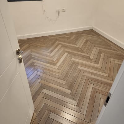 רצפת פרקט נקייה ומבריקה בחדר ריק