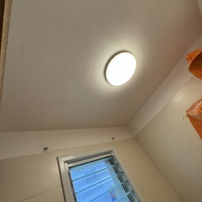 תקרה עם מנורה וחלון עם תריסים