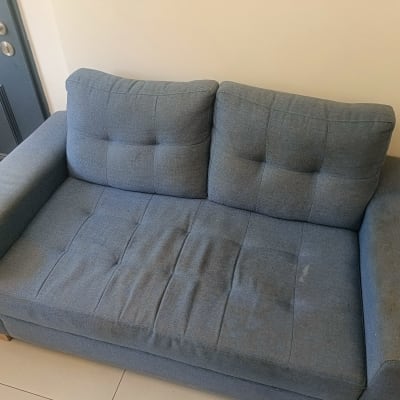 ספה כחולה עם כתמים על הריפוד