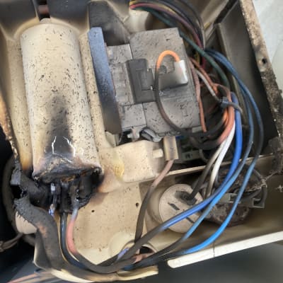 חלקים פנימיים של מזגן עם חוטים שרופים