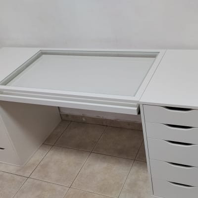 שולחן עבודה עם מגירות בצבע לבן
