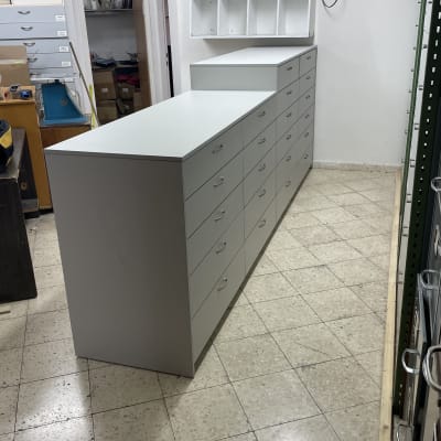 שולחן עבודה עם מגירות רבות בחדר נגרות