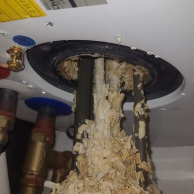 אבנית מצטברת על גוף חימום של דוד שמש