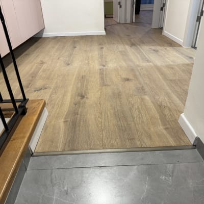 רצפת פרקט עץ בחדר פנימי עם מדרגות