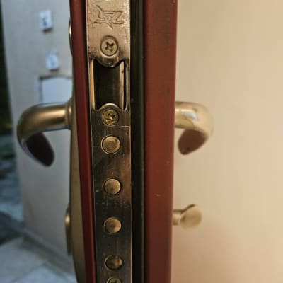 מנעול דלת מתכת עם ברגים וידית