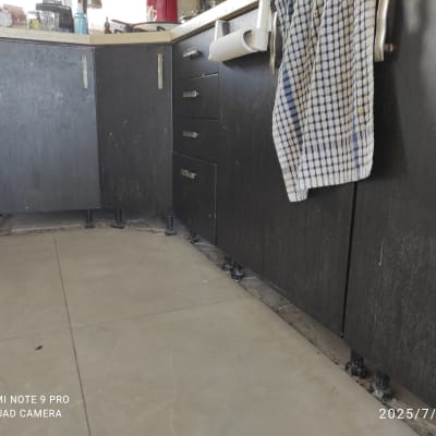 ארונות מטבח כהים עם מגבות תלויים