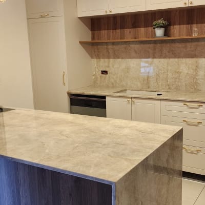 משטח שיש במטבח מודרני עם ארונות לבנים