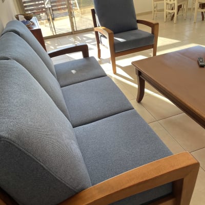 תמונה של סלון עם ספה וכורסה