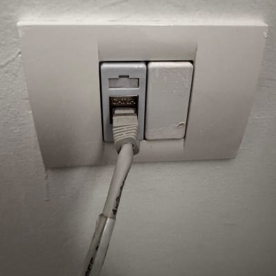 שקע רשת עם כבל מחובר