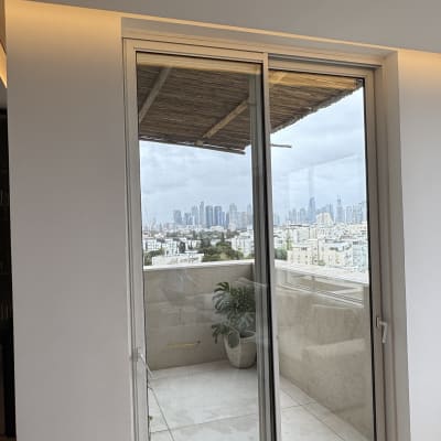 דלת זכוכית למרפסת עם נוף עירוני