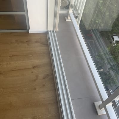 רצפה נקייה ליד חלון זכוכית גדול